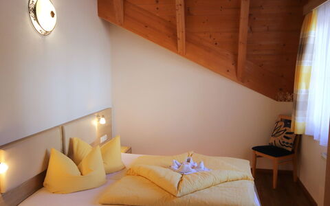 Bergblick: Design Intérieur, Plafond, Linge, Chambre, Tache De Bois, Hôtel, Cadre De Lit, Lit, Chaise, Literie
