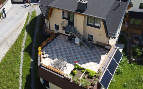 Bergblick: Bâtiment, Fenêtre, Plante, Lot Terre, Design Urbain, Herbe, Zone Résidentielle, Quartier, Paysage, Maison