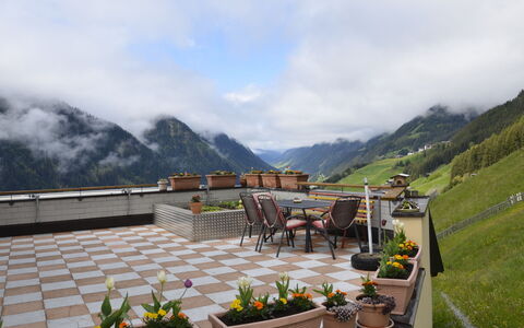 Bergblick: Nuage, Ciel, Plante, Montagne, Bâtiment, Table, Paysage Naturel, Mobilier De Jardin, Biome, Design Urbain