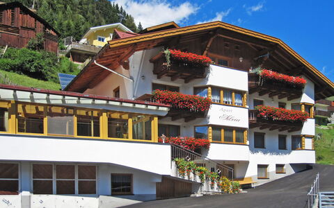 Silvia: Bâtiment, Propriété, Maison, Ville, Architecture, Appartement, Usage Mixte, Immobilier, Zone Résidentielle, Quartier