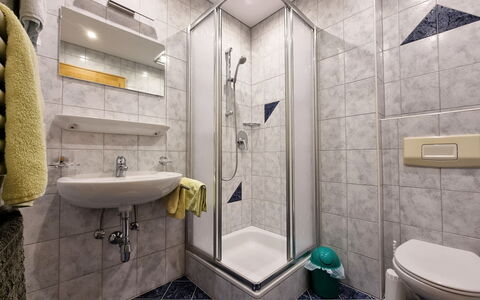 Apart Birgit: Miroir, Robinet, Luminaire Plomberie, Évier, Propriété, Salle De Bains, Violet, Lavabo, Design Intérieur, Bâtiment
