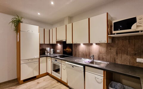 Apart Birgit: Cabinetry, Comptoir, Propriété, Évier, Robinet, Evier, Cuisine, Bois, Cuisinière, Sol