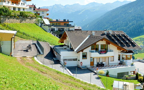 Apart Birgit: Ciel, Bâtiment, Propriété, Montagne, Nuage, Plante, Vert, Paysage Naturel, Bleu Azur, Fenêtre