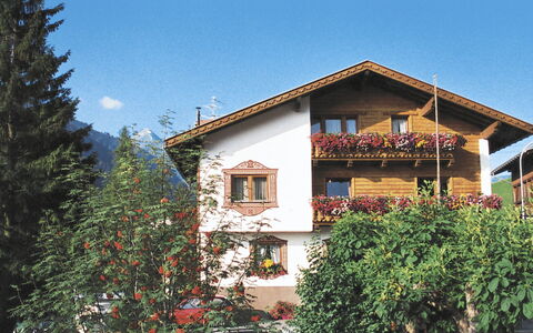 Sankt Anton am Arlberg 607: Ciel, Bâtiment, Plante, Fenêtre, Maison, Végétation, Chalet, Pente, Bois, Arbre