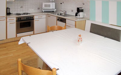 Hödl (Tch177) 604.2: Comptoir, Pièce, Propriété, Meubles, Cuisine, Sol, Design Intérieur, Cabinetry, Bâtiment, Maison