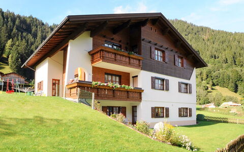 Gaschurn 612: Plante, Ciel, Bâtiment, Propriété, Fenêtre, Vert, Arbre, Nuage, Paysage Naturel, Maison