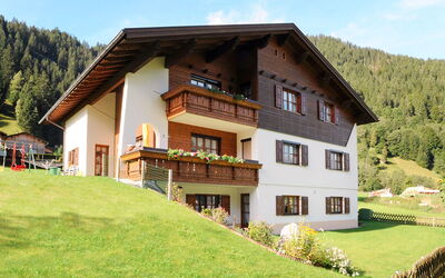 Gaschurn 612: Plante, Ciel, Bâtiment, Propriété, Fenêtre, Vert, Arbre, Nuage, Paysage Naturel, Maison