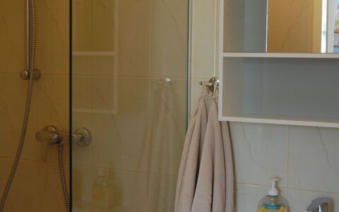 Mörbisch am See 603: Tete De Douche, Luminaire Plomberie, Robinet, Évier, Salle De Bains, Armoire De Toilette, Douche, Porte De Douche, Sol