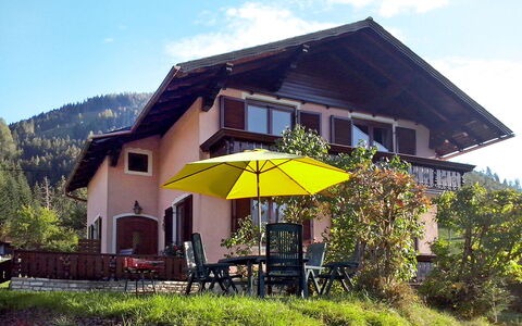 Lux: Plante, Ciel, Bâtiment, Nuage, Maison, Fenêtre, Parapluie, Montagne, Paysage Naturel, Lot Terre