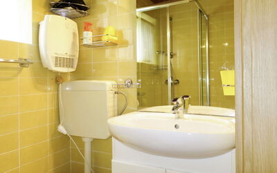 Schellander (Vel150) 623.1: Salle De Bains, Propriété, Pièce, Robinet, Tuile, Luminaire Plomberie, Design Intérieur, Mur, Jaune, Accessoire Salle De Bain