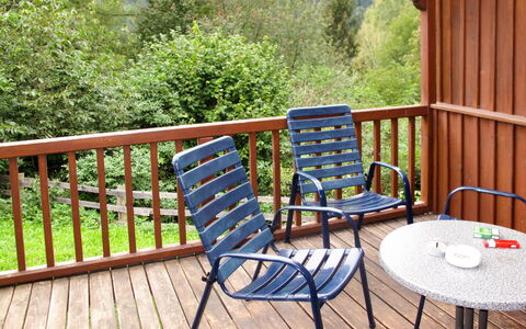 Treffen 613: Plante, Propriété, Meubles, Bois, Chaise, Porche, Mobilier De Jardin, Arbre, Design Intérieur, Table