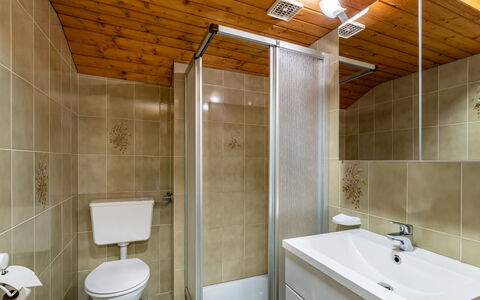 Feldkirchen in Kärnten 607: Miroir, Luminaire Plomberie, Robinet, Évier, Propriété, Bâtiment, Lavabo, Salle De Bains, Violet