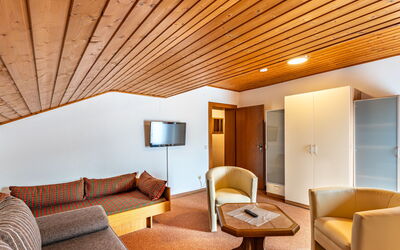 Alpenrose 3 607.1: Propriété, Meubles, Confort, Bois, Bâtiment, Éclairage, Design Intérieur, Architecture, Salon, Table