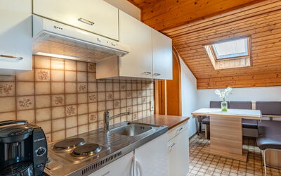 Alpenrose 4 607.3: Comptoir, Cabinetry, Evier, Propriété, Évier, Meubles, Robinet, Cuisinière, Cuisine, Gaz Poele