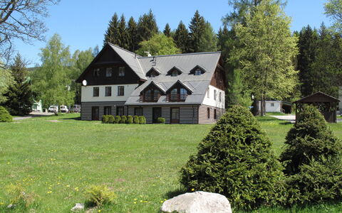 Harrachovka: Plante, Ciel, Propriété, Bâtiment, Arbre, Paysage Naturel, Maison, Lot Terre, Herbe, Chalet
