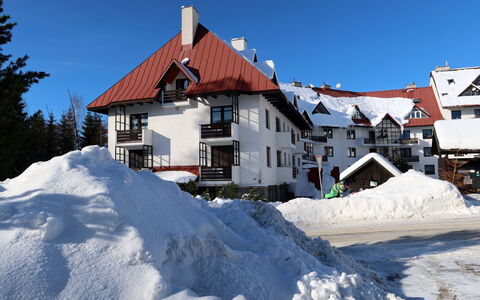 Klondajk: Ciel, Plante, Nuage, Propriété, Bâtiment, Fenêtre, Arbre, Maison, Paysage Naturel, Immobilier