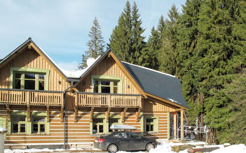 Pec Pod Snezkou 602: Bâtiment, Ciel, Roue, Propriété, Fenêtre, Neige, Arbre, Véhicule, Maison