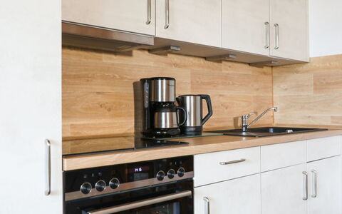 Wingst 640: Cabinetry, Propriété, Comptoir, Evier, Cuisinière, Robinet, Bois, Appareil De Cuisine, Cuisine, Cooktop