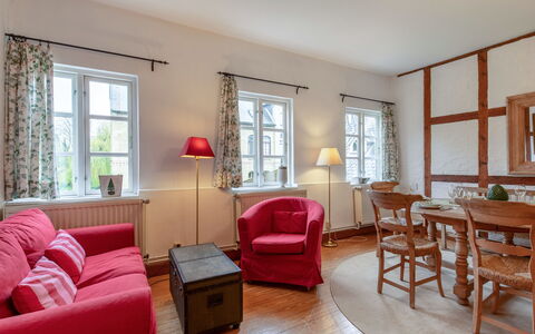Wingst 642: Meubles, Table, Fenêtre, Bâtiment, Canapé, Bois, Plante, Chaise, Confort, Salon