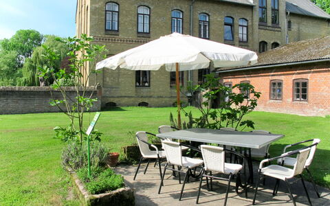 Wingst 642: Plante, Fenêtre, Meubles, Propriété, Table, Bâtiment, Ciel, Chaise, Ombre, Tableau De Plein Air
