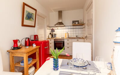 Gut Hörne 642.2: Table, Propriété, Meubles, Bleu Azur, Design Intérieur, Bois, Salon, Vaisselle, Mur, Plante D'Appartement