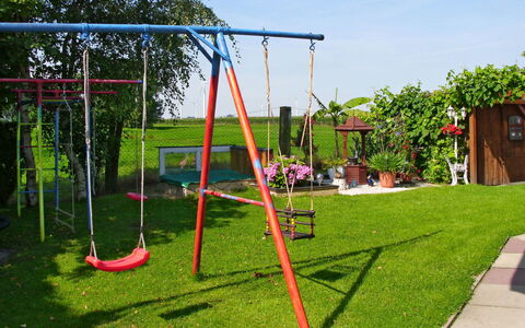 Otterndorf 663: Balançoire, Terrain De Jeux, Équipement Extérieur Play, Espace Public, Herbe, Établissements Humains, Arbre, Des Loisirs, Toboggan, Loisir