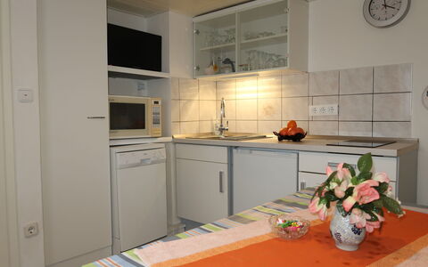 Otterndorf 663: Cabinetry, Comptoir, Cuisine, Bois, Design Intérieur, Sol, Cuisinière, Évier, Sol, Appareil De Cuisine