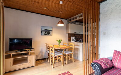 Nordsee-Ferienhaus 611.5: Table, Meubles, Propriété, Plante, Bois, Chaise, Design Intérieur, Sol, Rectangle, Sol