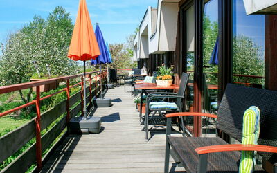 Nordsee-Ferienhaus 611.1: Ciel, Table, Propriété, Meubles, Ombre, Bâtiment, Arbre, Architecture, Bois, Mobilier De Jardin