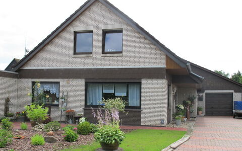 Christine: Plante, Bâtiment, Propriété, Fenêtre, Ciel, Maison, Lot Terre, Porte, Herbe, Chalet