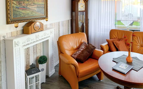 Christine: Meubles, Canapé, Table, Cadre, Plante, Bois, Confort, Salon, Orange, Design Intérieur