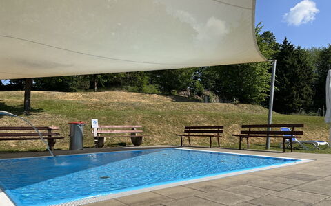 Bad Emstal 601: L'Eau, Piscine, Ciel, Bleu Azur, Ombre, Plante, Rectangle, Mobilier De Jardin, Nuage, Loisir