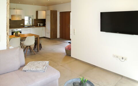 Am Bächle: Propriété, Blanc, Bâtiment, Canapé, Confort, Architecture, Salon, Sol, Sol, Design Intérieur