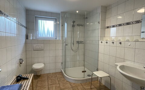 Bernau 625: Luminaire Plomberie, Propriété, Robinet, Évier, Salle De Bains, Bâtiment, Tete De Douche, Baignoire, Douche