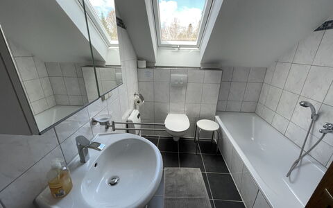 Wartbuck: Miroir, Robinet, Luminaire Plomberie, Évier, Lavabo, Propriété, Salle De Bains, Design Intérieur, Bâtiment, Architecture