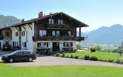 Widhölzl: Plante, Ciel, Bâtiment, Voiture, Roue, Propriété, Montagne, Véhicule