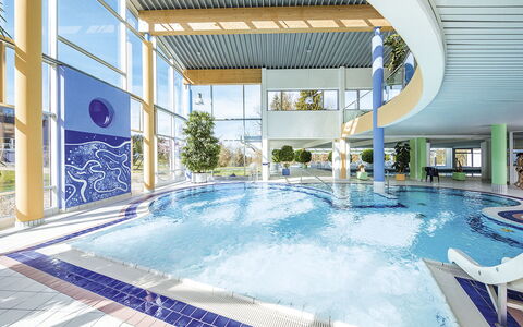 Maierhöfen 608: L'Eau, Piscine, Bleu Azur, Plante, Ombre, Bâtiment, Loisir, Immobilier, Composite, Mobilier De Jardin