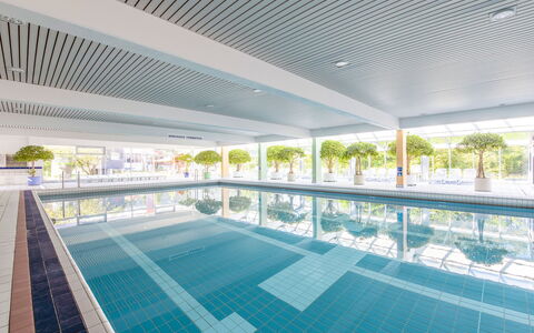 Maierhöfen 608: L'Eau, Fenêtre, Piscine, Bleu Azur, Bâtiment, Plante, Ombre, Design Intérieur, Condominium, Sol