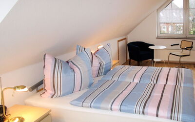 Godern 614: Propriété, Meubles, Fenêtre, Confort, Bleu Azur, Bois, Design Intérieur, Sol, Sol, Dur