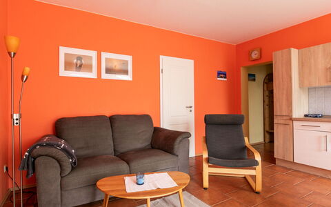 Waase 606: Propriété, Meubles, Canapé, Table, Orange, Bois, Éclairage, Design Intérieur, Confort, Sol