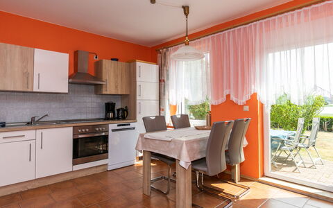 Waase 606: Meubles, Propriété, Cabinetry, Plante, Table, Comptoir, Chaise, Fenêtre, Bois, Design Intérieur
