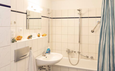 Ostseebad Lubmin 606: Lavabo, Luminaire Plomberie, Design Intérieur, Évier, Salle De Bains, Sol, Robinet, Sol, Plomberie, Pièce