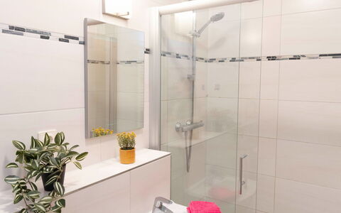 Ostseebad Lubmin 607: Salle De Bains, Luminaire Plomberie, Design Intérieur, Sol, Sol, Plomberie, Armoire De Toilette, Robinet, Miroir, Tuile