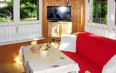 Plau am See 619: Pièce, Propriété, Meubles, Design Intérieur, Maison, Rouge, Table, Bâtiment, Salon, Domicile
