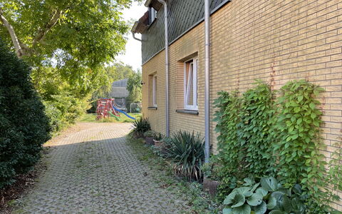 Waren 609: Plante, Bâtiment, Surface De La Route, Fenêtre, Sol, Quartier, Maison, Zone Résidentielle, Immobilier, Asphalte