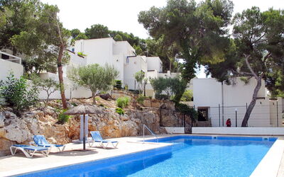 Cala D'Or 626: L'Eau, Plante, Propriété, Bâtiment, Piscine, Ciel, Arbre, Chaise, Mobilier De Jardin, Ombre