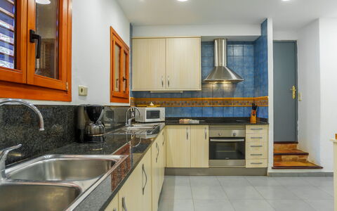 Finca L'Embat: Robinet, Evier, Évier, Comptoir, Cabinetry, Propriété, Luminaire Plomberie, Design Intérieur, Bois, Cuisine