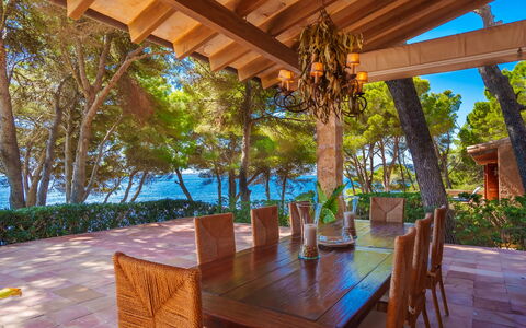 Finca L'Embat: Table, Plante, Propriété, Meubles, La Nature, Bois, Chaise, Éclairage, Mobilier De Jardin, Design Intérieur