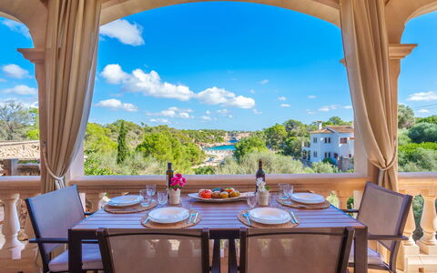 Vista Playa: Ciel, Table, Nuage, Meubles, Propriété, Bâtiment, Bleu Azur, Chaise, Bois, Ombre