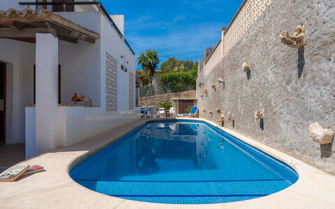 Cala San Vicente 625: L'Eau, Propriété, Bleu, Piscine, Bleu Azur, Ciel, Bâtiment, Design Intérieur, Ombre, Mur